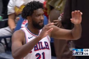 致敬前队友!恩比德末节坐在板凳上看队友追回16分拖进加时!