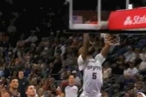 突起来就是暴扣！卡斯尔杀到禁区双手暴扣打成2+1