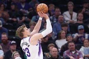 无人帮！马尔卡宁28中12&三分10中3空砍全队最高29分 另有7板3助